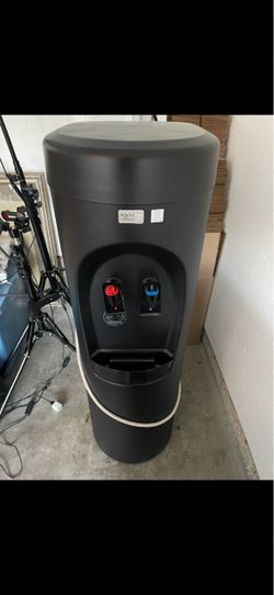 Moving out soon. AOUVERSE Hot and Cold Bottleless Water Dispenser excellent condition with Brand new filters