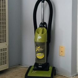 BAGLESS VACUUM CLEANER WORKS GREAT!