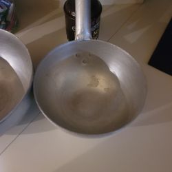 Two Deep Cooking  Pots Like New Perfect For Restaurants Or Taco Trucks