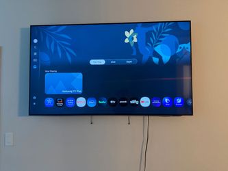 Samsung Smart TV with Wall Mount and remote