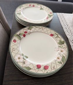 Mikasa Intaglio Strawberry Fair Dinner Plates Set of 8