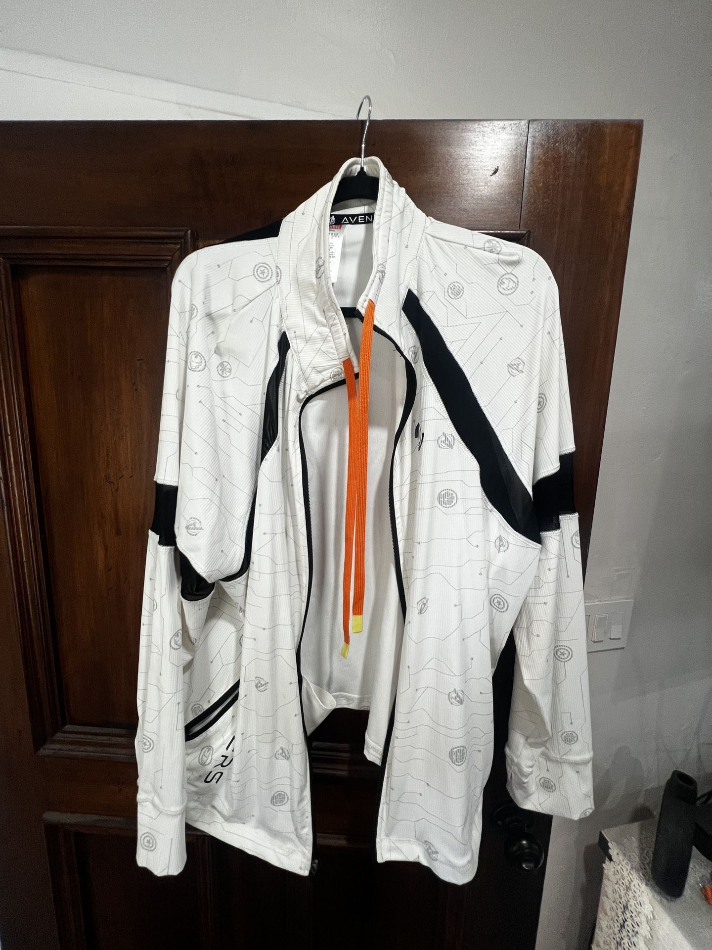 Disney Marvel Avengers Men’s White jacket XXL