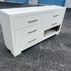 Delivery Available! White Modern 5 Drawer Bedroom Storage Dresser Bureau Chest! Missing bottom right drawer but makes a great cubby for shoe storage. 