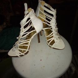 5pairs Of GUESS HIGH HEELS LIGHTLY WORN ALL 20$ ONE MICHAEL CORE HEEL 35 FOR THAT ONE THE BOOT IN GUESS IS 25$ ALSO 4 OTHER HEELS  15$