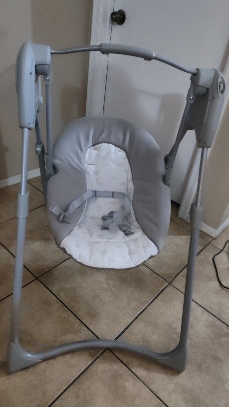 Graco Slim Spaces Compact Baby Swing