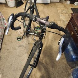 ROAD BIKE GENSS  700C X25  18SPEED TIRES AND TUBES WORK PERFECT EVERYTHING IS GOOD CONDITION 