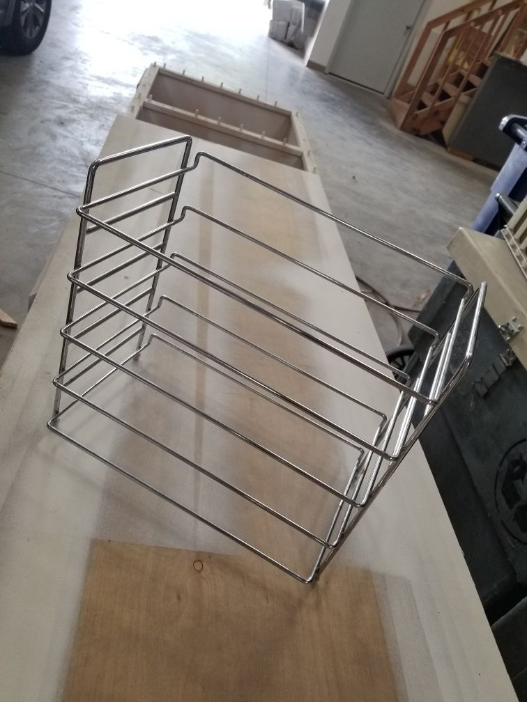 Metal wire rack with rubber feet