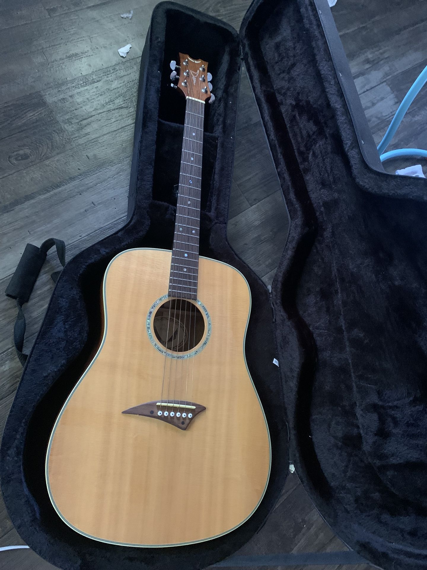 Read description/ left handed Dean traditions acoustic guitar