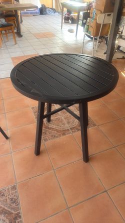 Small round patio table, good condition!