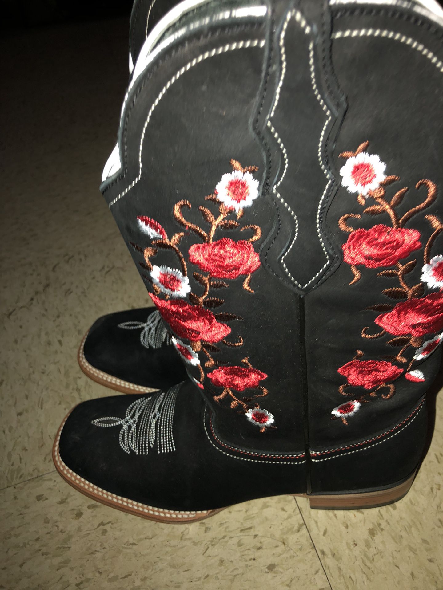 Black Boots With Flower Design On It Size:9
