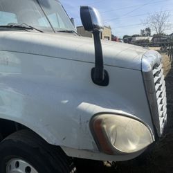 2012 Frighliner Cascadia Hood only / $1200