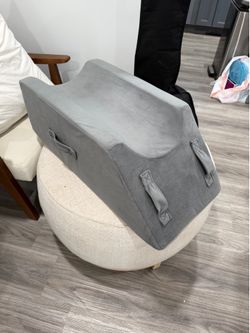 Post-surgery elevation pillow