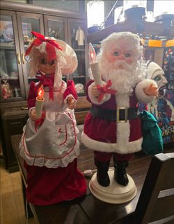 Vintage Rennoc Motionette Animated Mr. and Mrs. Claus 25" Tall like new condition