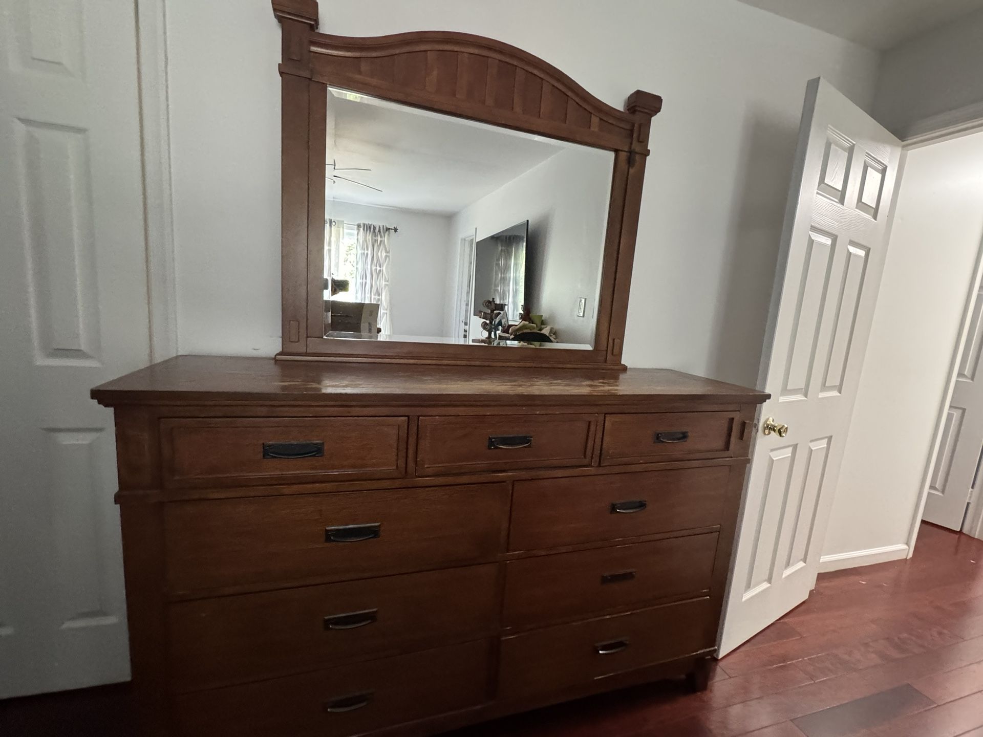 Furniture + mirror set
