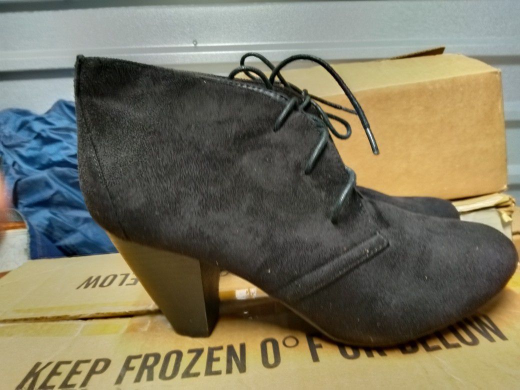 Brand New Without Box Women's Designer Genuine Black Suede Healed Boots Size 10 $20