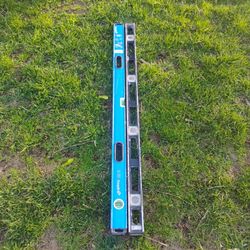 Vendo 2 Niveles de 4' Pies en buenas Condiciónes 