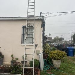 Escalera de 24 pies de aluminio muy barata es usada
