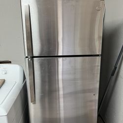 GE Refrigerator Stainless 