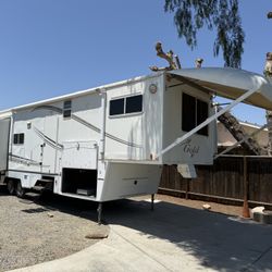 Fifth Wheel Trailer 