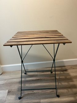 Folding table