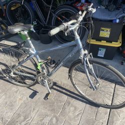Giant Cypress Hybrid Bike With Accessories