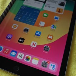 iPad 6TH Wifi -Cellular Unlocked 32 GB Like New 