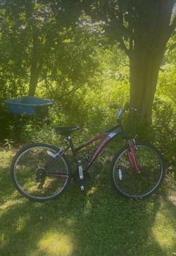 Schwinn Sidewinder 26” Women’s Mountain Bike – 21-Speed Bicycle