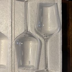 New Set of 2 Wine Glasses w/ Gift Box