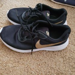 Nike shoes Size 7 youth Fits Women's size 8.5