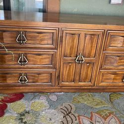 Gorgeous Solid Wood Long Dresser 9 Drawers Work Perfectly Condition