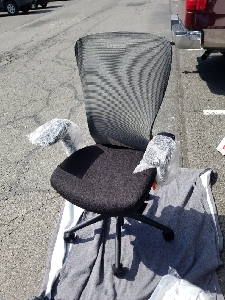 New Staples Ayalon Mesh and Fabric Task Chair Black 51505