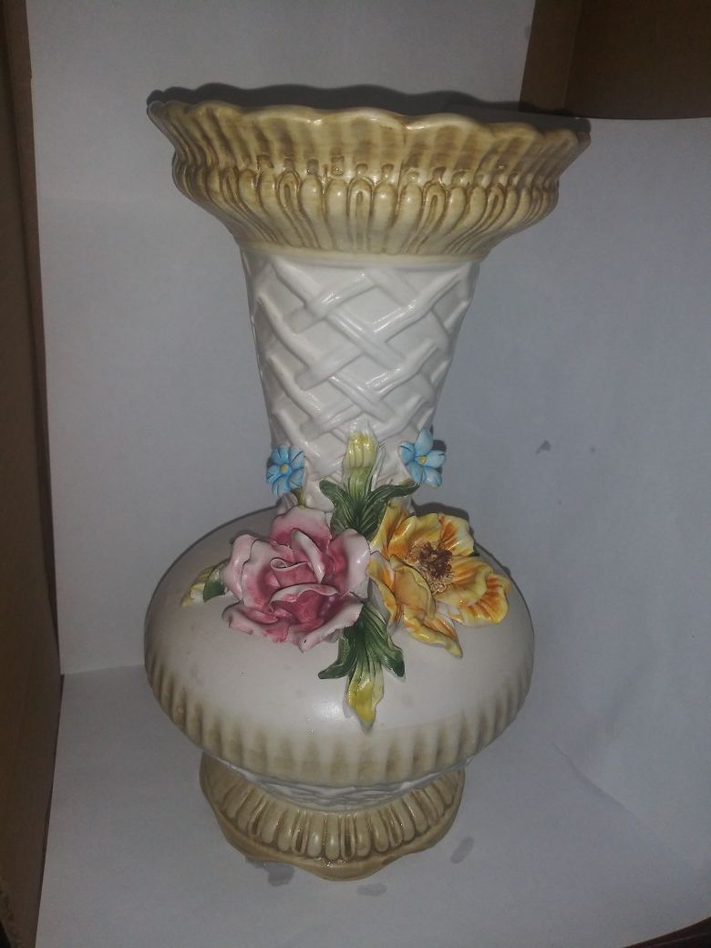 10 .5. X. 6.5 porcelain Italian made vases with flowers decor