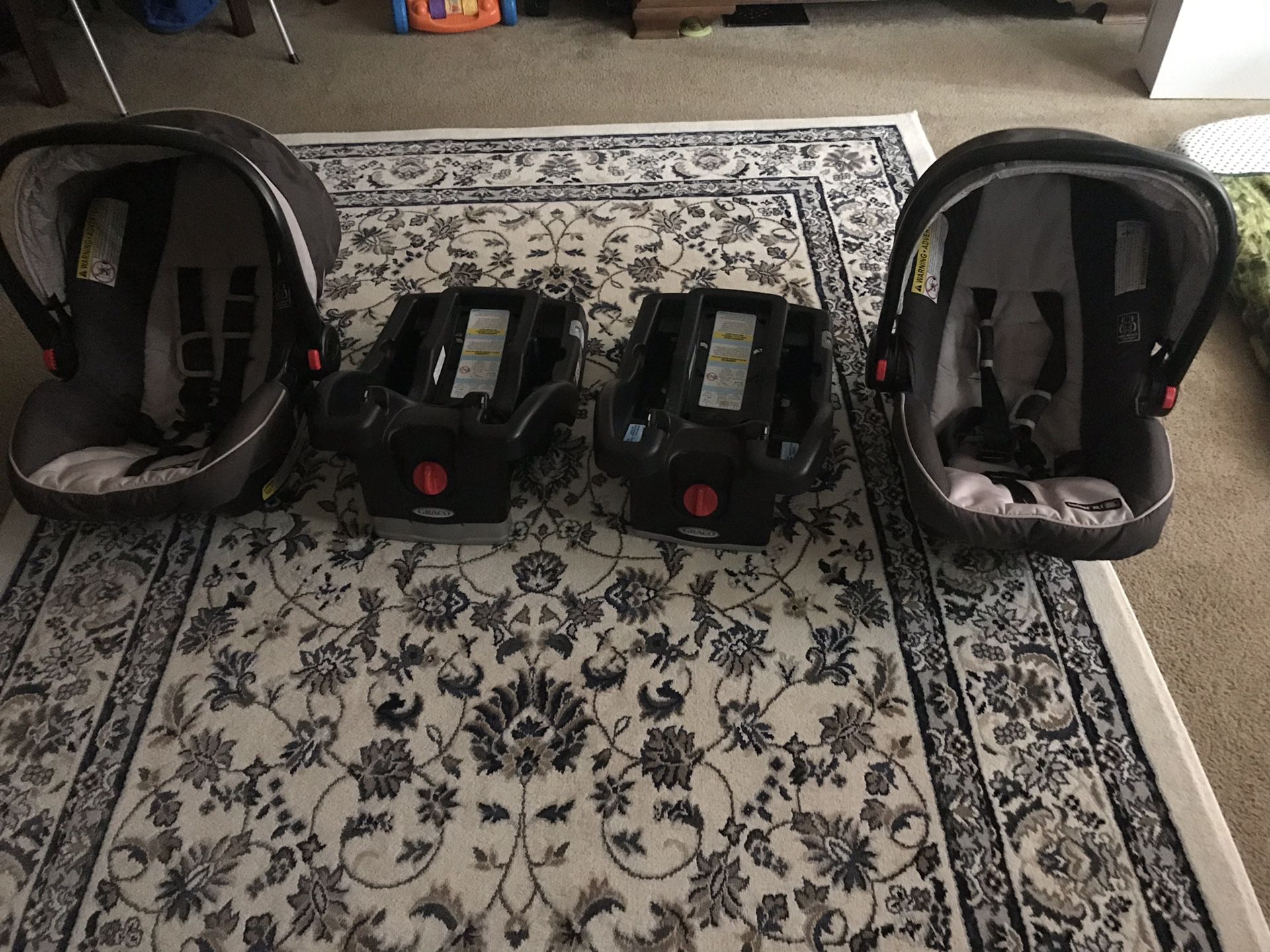 Graco 2LX car seats and 2 bases almost new