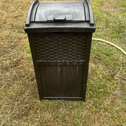Suncast Outdoor Trashcan 