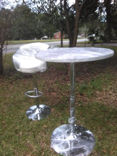 Table and bar stool only one.used but excelent condition