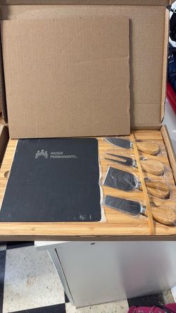 Ceramic cheeseboard with accessories