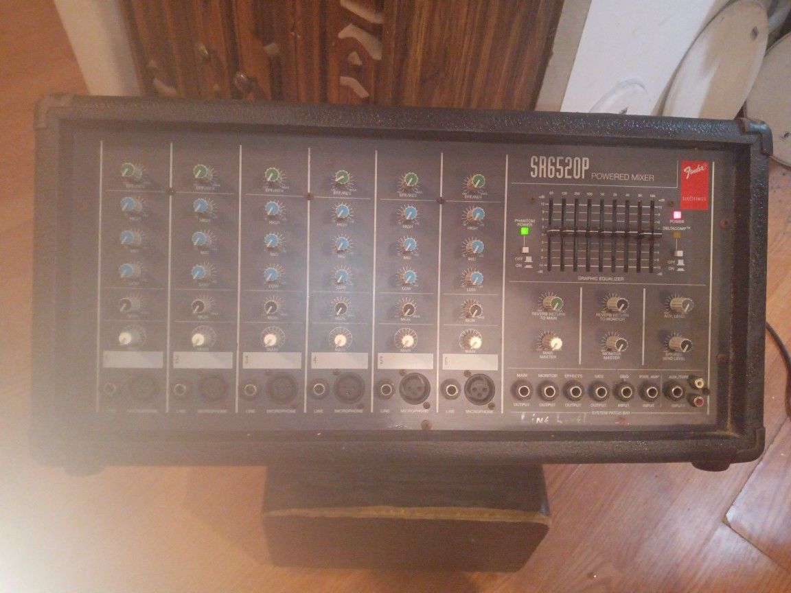 FENDER # 6- channel powered mixer=model#SR652OP