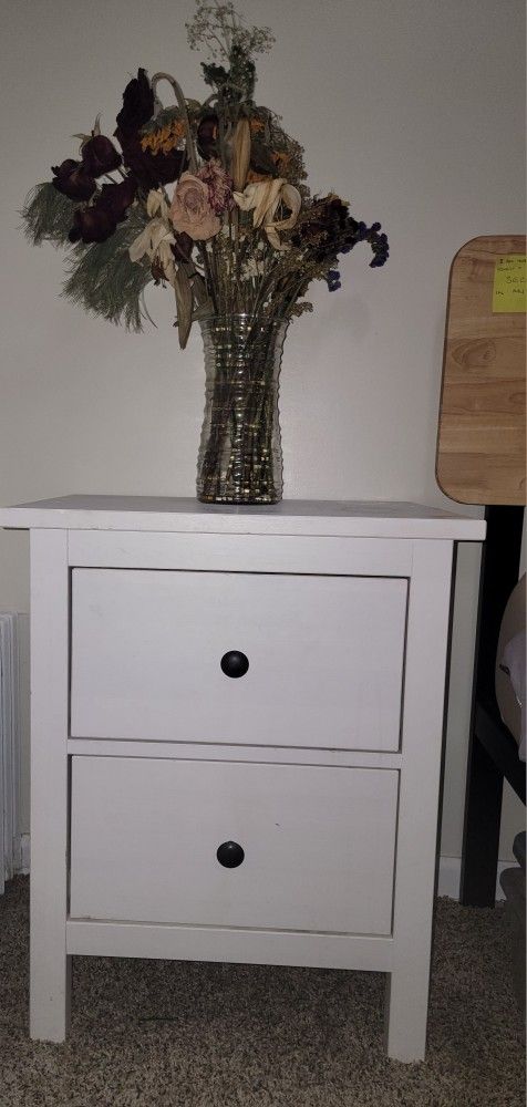 Bedroom Set. 1 Dresser and 2 Nightstands.