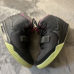 NIK3 AIR Y33ZY 2 “Solar Red” Size 13 UA