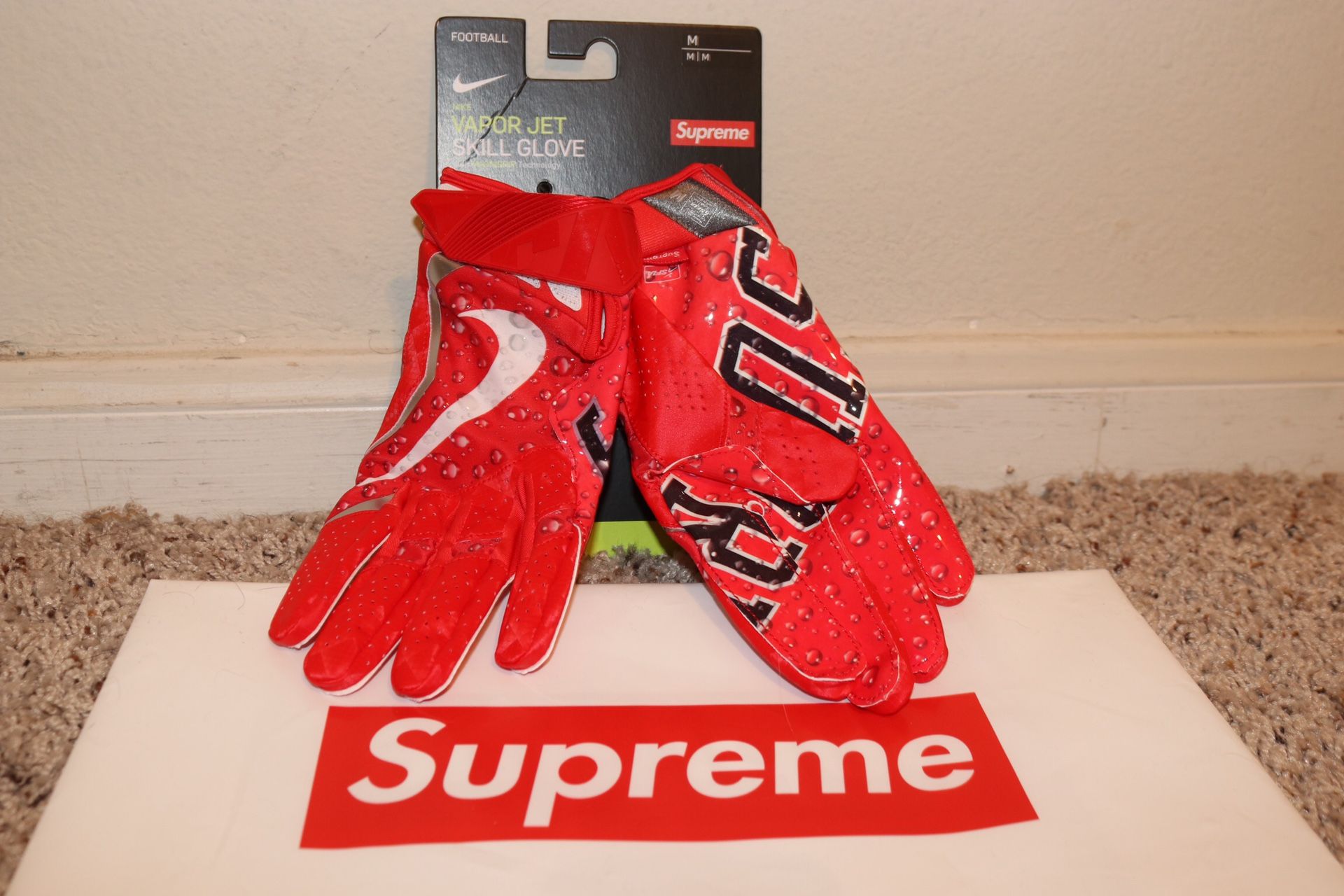 Supreme Nike Vapor Jet 4.0 Football Gloves for Sale in Simi Valley, CA -  OfferUp