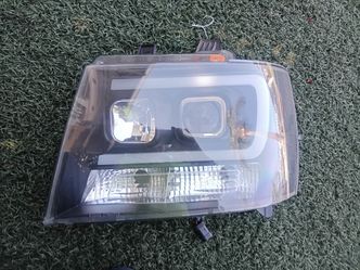 Faro lado chofer para Chevy Tahoe Suburban Avalanch led buenas condiciones del 07 al 14  $50 obo