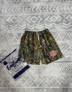 Eric Emanuel camo shorts with red logo