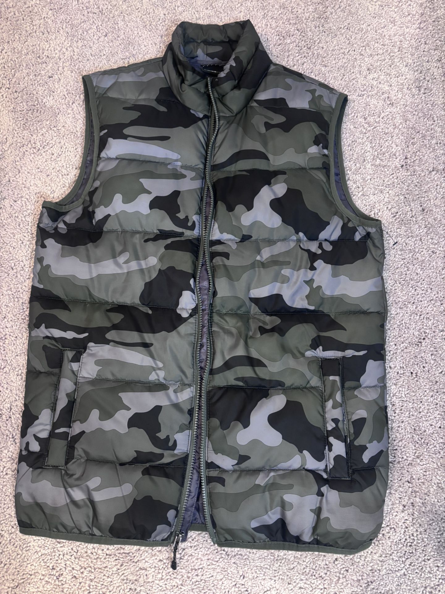 Men’s SWISS TECH Camouflage Utility Vest – Sleeveless Jacket Puffer– Size Small 34/36