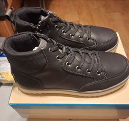 Brand new THEREABOUTS BOYS SIZE 2 & 3 BLACK