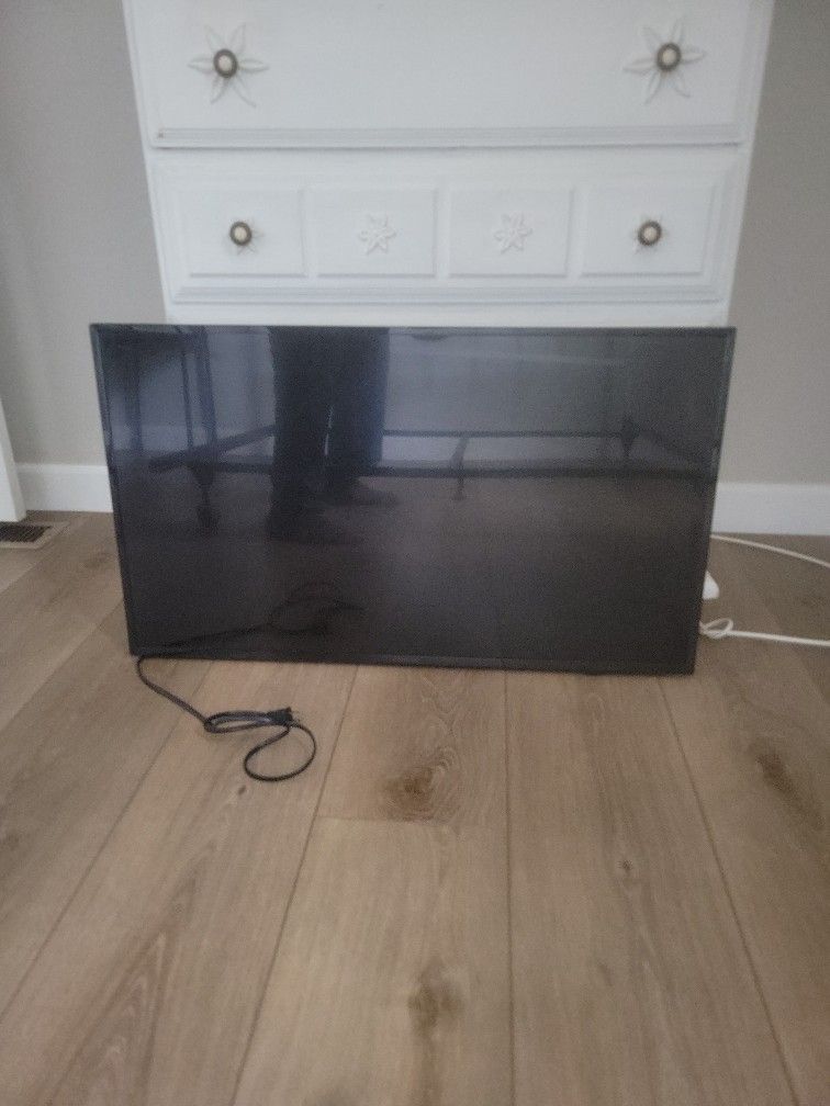 39" Toshiba With Wall bracket Roku Stick