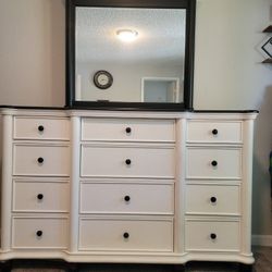 Dresser With Mirror 