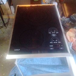 Wolf - Transitional 15" Built-In Electric Induction Cooktop with 2 Burners and Control Lock

