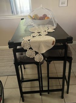 Sturdy Bar Table w/ 4 Stools
