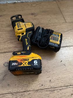 DeWalt 20V Brushless hacksaw 6Ah Battery and Charger