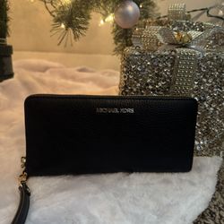 Michael Kors Outlet Jet Set Travel Large Pebbled Leather wristlet in black - one size